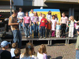 gal/2005/2005 Weltkindertag/2005 Weltkindertag 20.9 vor Karstadt inn Borbeck 023.jpg